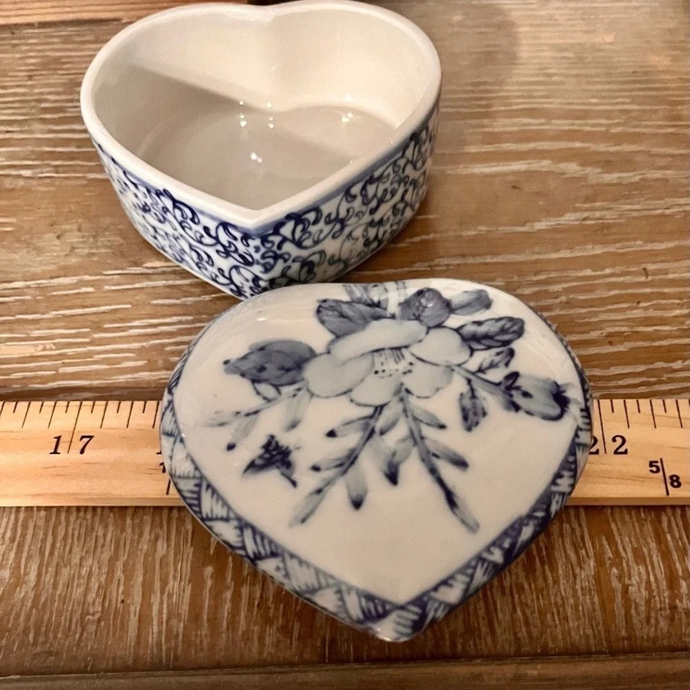 Chinese Hand Painted VTG Porcelain Chinoiseries Heart w Lotus Flower Trinket Box